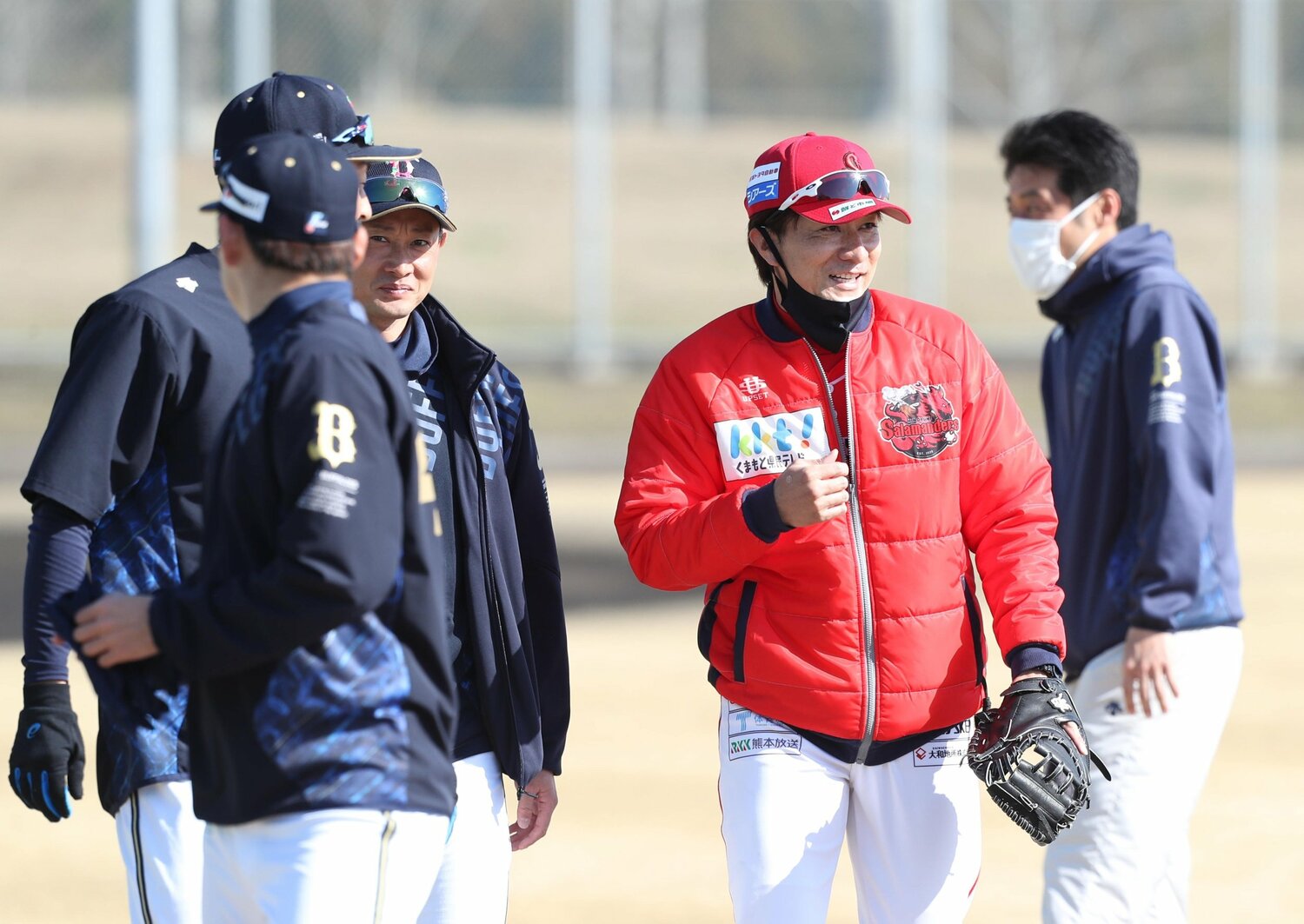 馬原孝浩コーチ（右から2人目）の指導が石森を成長させたようだ　©Sankei Shimbun