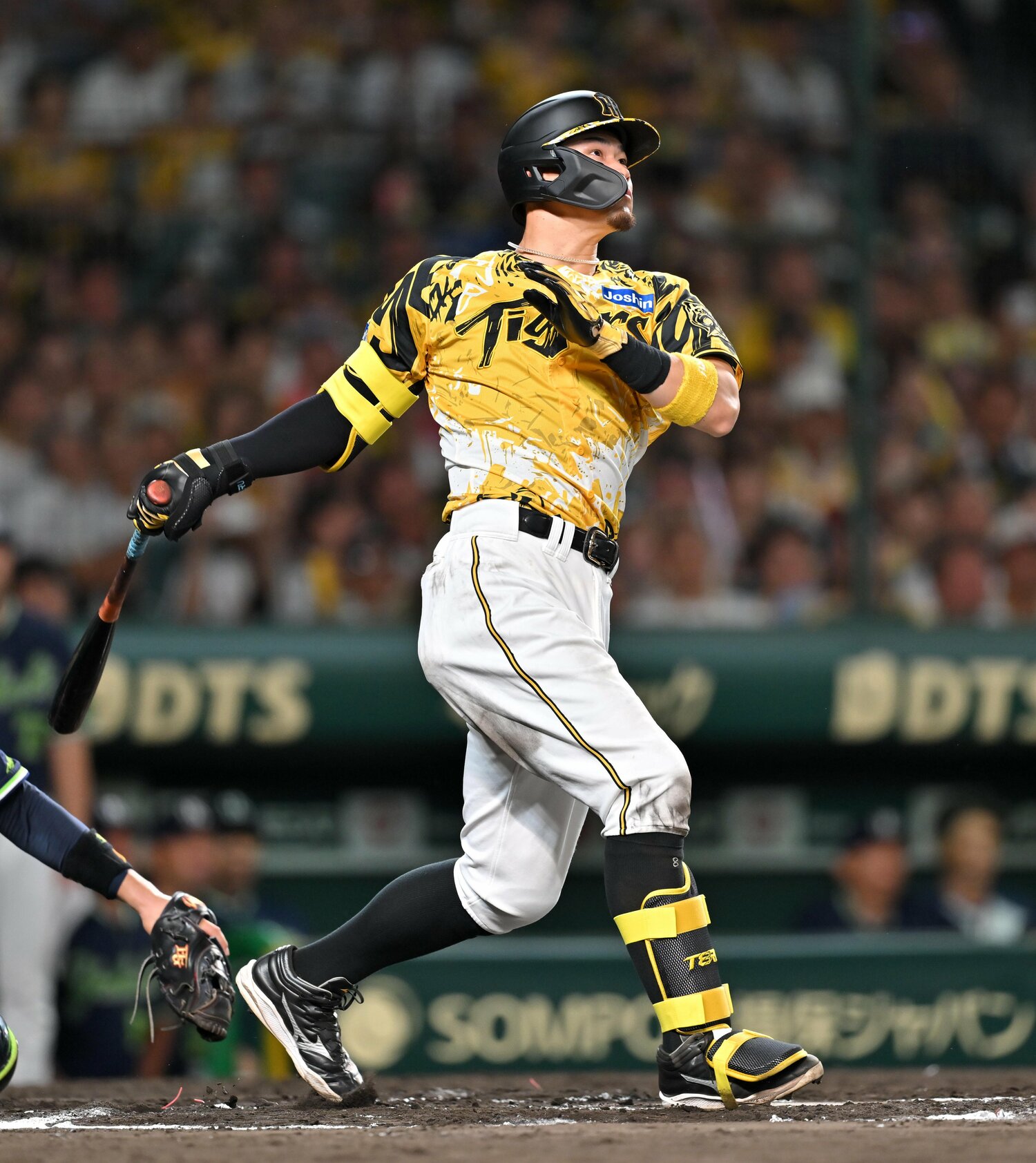 7月13日、甲子園で24号2ランを放った佐藤輝明　©JIJI PRESS