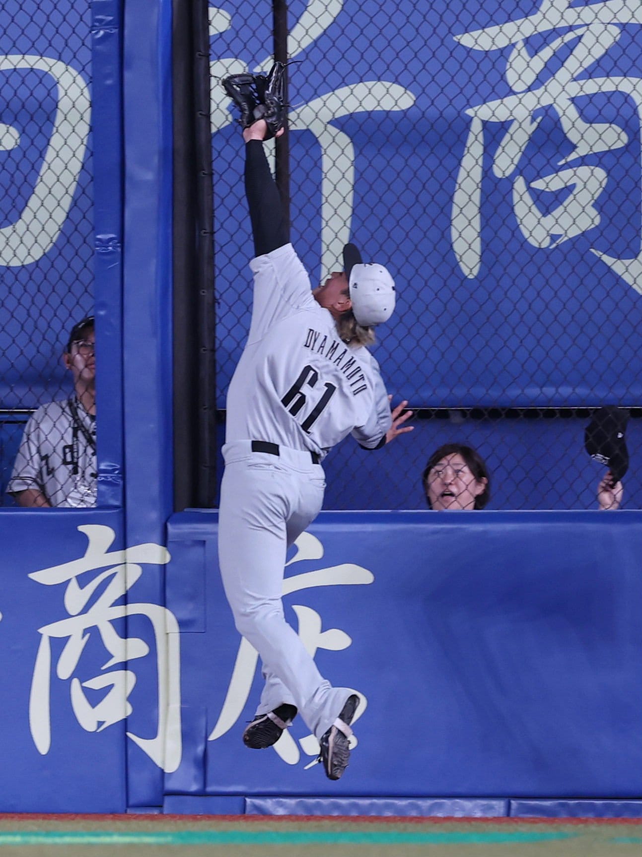 球際に強く、ガッツ溢れる守備を見せる山本　©JIJI PRESS