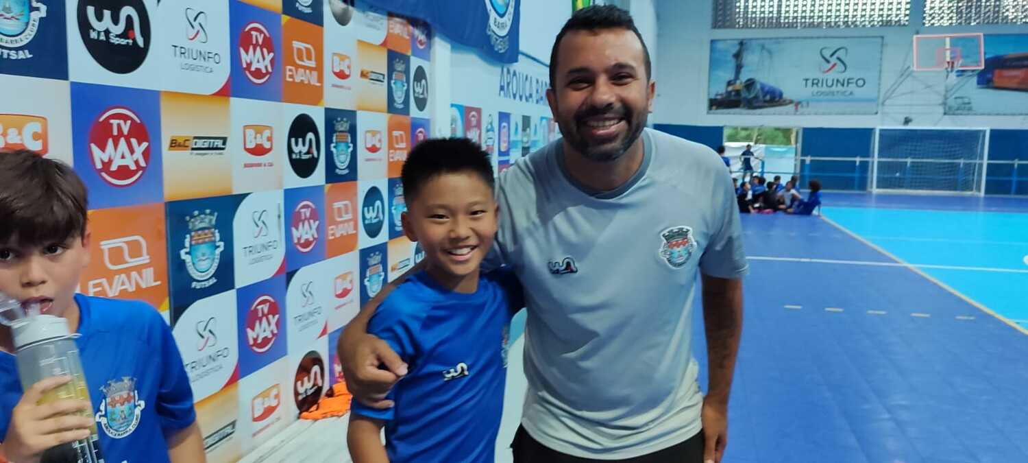 フットサルのコーチと清竹くん　©Hiroaki Sawada