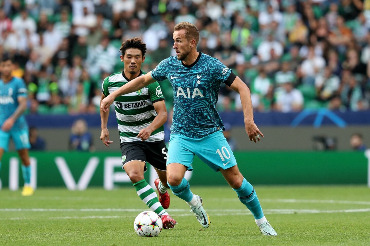 今夏に移籍したスポルティングでCLデビュー。イングランド代表FWハリー・ケイン（トッテナム）ともマッチアップ　©Getty Images