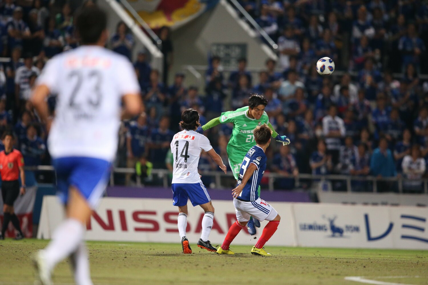 ハイラインのDFをカバーし、自らヘディングでクリアするGK飯倉 ©︎J.LEAGUE