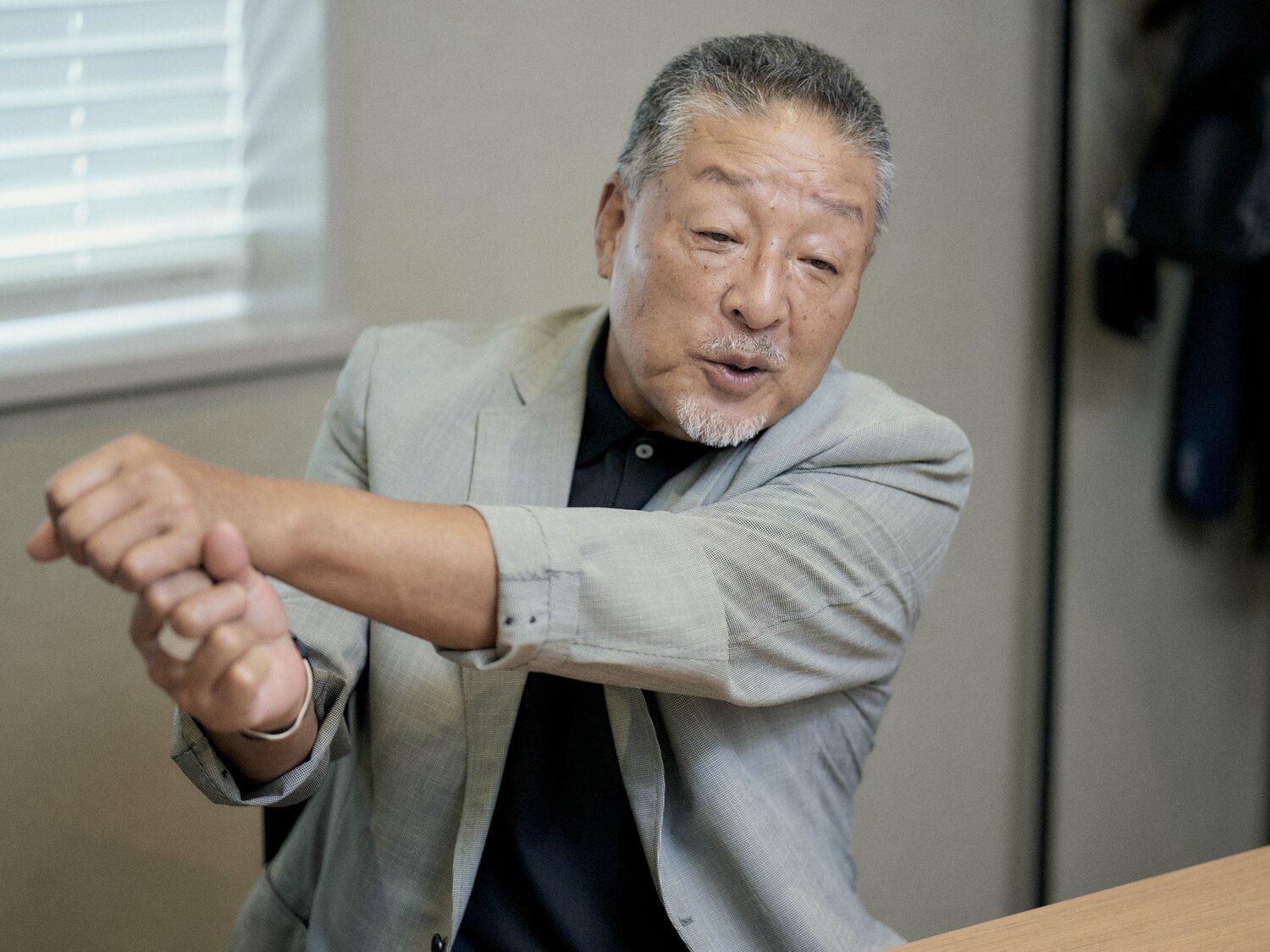 身振り手振りを交えながら、1978年の日本シリーズを振り返る杉浦享　©Yuki Suenaga