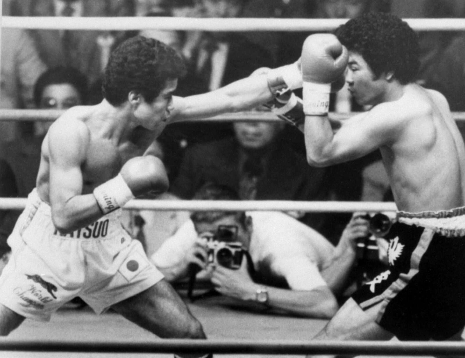 1982年7月 WBA世界ライトフライ級タイトルマッチ　渡嘉敷勝男（左）×伊波政春戦　©KYODO