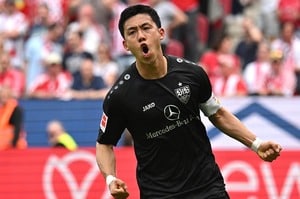 【NEW】「エンドウはクラブにおける《生命保険》だ」名将ブッフバルトも絶賛、遠藤航が主将として導いた“最下位からの残留決定”「入れ替え戦は罰ゲームではない」