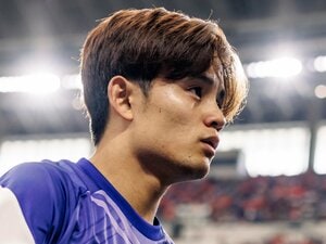 久保建英、痛恨のケガ直後…何があった?「悔しそうに看板を叩き」“テレビに映らない”W杯舞台ウラをカメラマンは撮った「涙の森保一監督、手元を見ると」