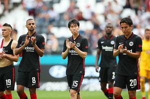 【写真】ロン毛時代の長谷部や現在の円熟プレー。スゴく3密なフランクフルトの熱狂的サポーターを見る（10枚超）