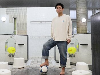 肩書きは「風゜呂（プロ）サッカー選手」プラチナ世代の元Jリーガー・高野光司（30歳）はなぜ”裸一貫”の覚悟で銭湯をPRするのか？＜Number Web＞ photograph by Shigeki Yamamoto
