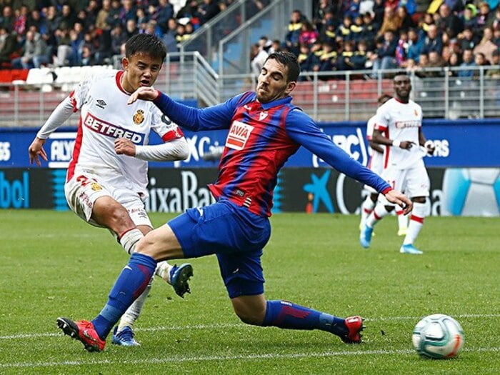 久保建英のリーガ奮闘ぶりを検証。ヒデ、香川の欧州1年目と比べると……。＜Number Web＞ photograph by Mutsu Kawamori/AFLO