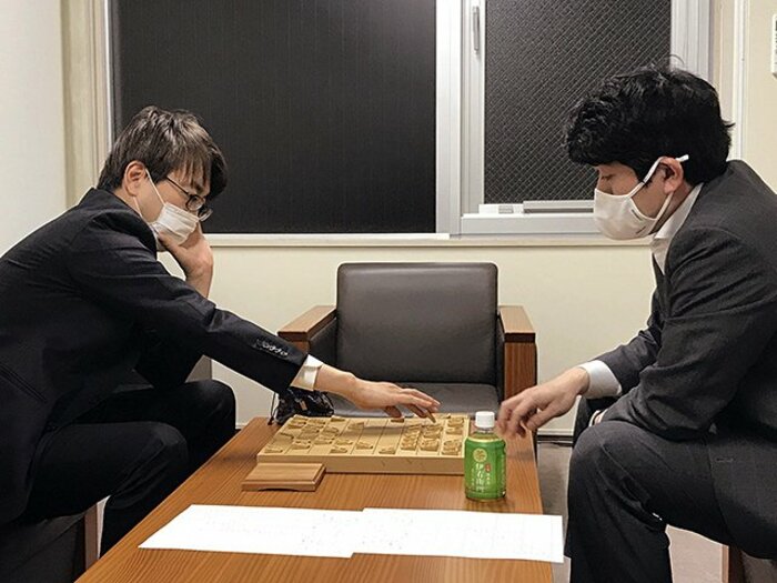 羽生善治九段、A級順位戦で連続29期や15連勝など偉大な実績も「降級危機」 大山康晴十五世名人ら過去の名人はどうだった？＜Number Web＞ photograph by Sankei Shimbun