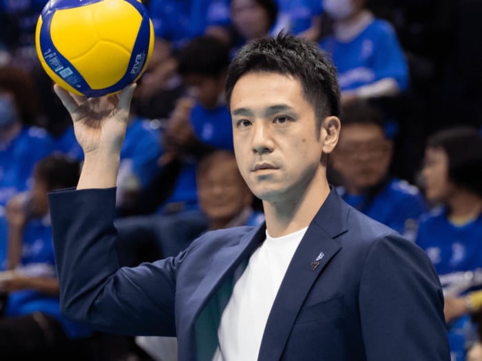 「夜中のデニーズ…泣きながら車を運転して」名将に重宝される男子バレーの頭脳・伊藤健士コーチ44歳“異色の履歴書”「父は札幌五輪で…」＜Number Web＞ photograph by OSAKA BLUTEON