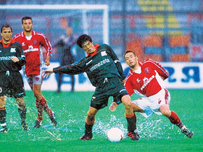 ＜越境クロニクル 1998-2008＞中田vs.名波が魅せた雨中の「日本ダービー」。＜Number Web＞ photograph by AFLO