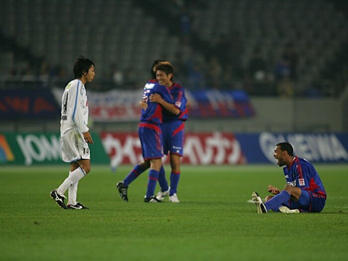 多摩川クラシコ伝説の殴り合い。中村憲剛も呆然、FC東京の大逆襲。＜Number Web＞ photograph by J.LEAGUE