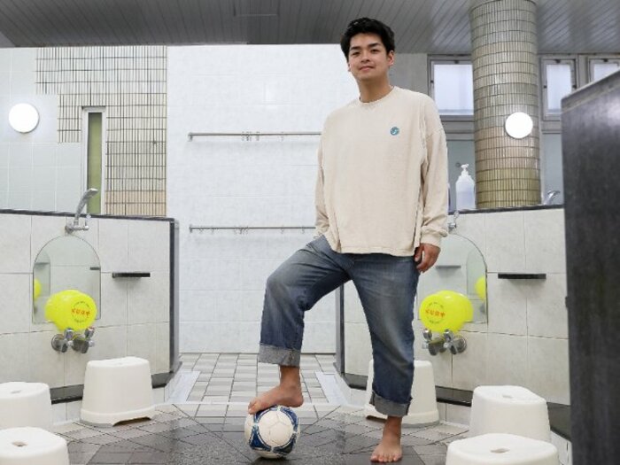 肩書きは「風゜呂（プロ）サッカー選手」プラチナ世代の元Jリーガー・高野光司（30歳）はなぜ”裸一貫”の覚悟で銭湯をPRするのか？＜Number Web＞ photograph by Shigeki Yamamoto