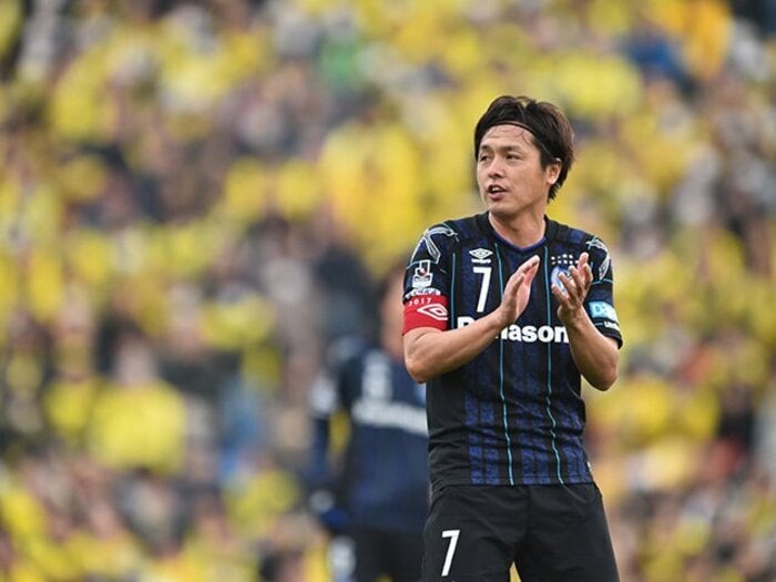 中3日でガンバの3バックが突然進化。“サッカーの神”が降りた遠藤保仁。<Number Web> photograph by J.LEAGUE PHOTOS