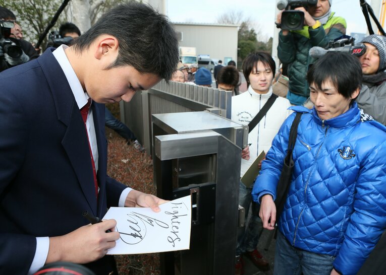 2013年1月、日本ハムの勇翔寮に入寮し、ファンの求めに応じてサインする　©JIJI PRESS