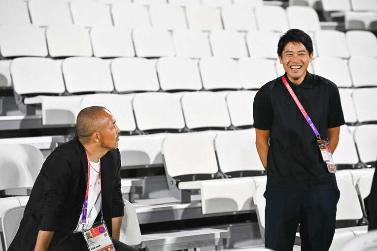 スペイン戦前日の練習に現れた小野伸二と内田篤人　©Takuya Kaneko／JMPA