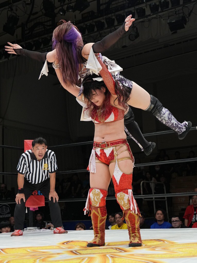 NØRIをハイジャックボムで担ぎ上げる林下詩美　©Essei Hara