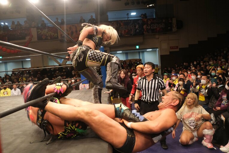 「スターダムをクビになって…」人気女子プロレスラーが初告白　ウナギ・サヤカ“超満員の自主興行”に密着して感じた「不思議な風格」(25)