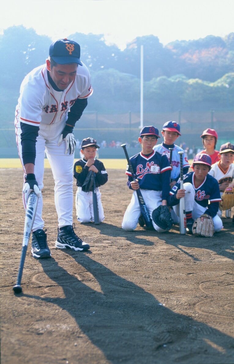 選手会主催の少年野球教室での清原和博（2001年撮影）　©BUNGEISHUNJU