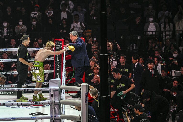 那須川天心に言葉をかける帝拳プロモーションの本田明彦会長　©Takuya Sugiyama