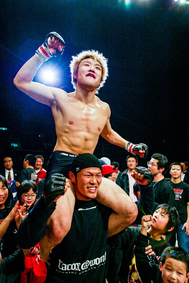 須藤に担がれて勝利を喜ぶ五味