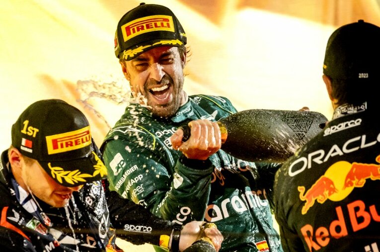 自身は3位ながら、満面の笑みで1−2フィニッシュを飾ったレッドブル勢を祝福するアロンソ ／ photograph by Getty Images