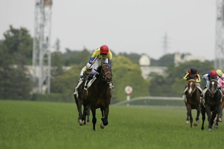 ただ一頭、馬場の大外を突き抜けて2着に5馬身差をつけたダービー　©BUNGEISHUNJU