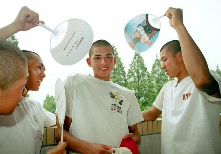 春日部共栄高でエースとして活躍した中里（中央）。高校時代から大きな注目を集めていた　©︎Sankei Shimbun