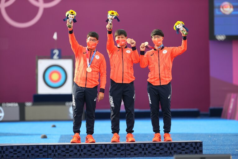 決めればメダル、外せば4位… リオでは“出場権もなかった”アーチェリー男子団体が「最後の1射」を放つまで(4)