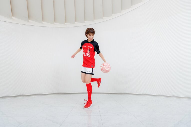 眞嶋さんの「ウマすぎリフティング」連続写真　©Kiichi Matsumoto