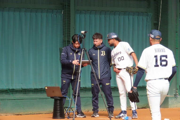 エスピノーザ投手にデータを提示する　©Kou Hiroo