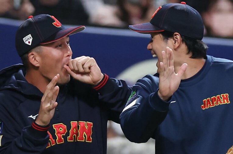 試合を終えて談笑する大谷翔平とラーズ・ヌートバー。二人の明るい雰囲気が、侍ジャパン全体にも広がっている ／ photograph by 日刊スポーツ／アフロ