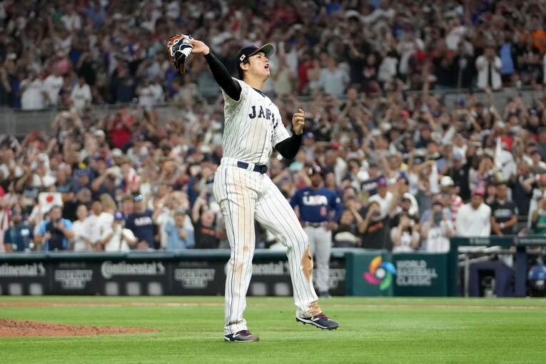 グローブを投げる大谷　©JIJI PRESS