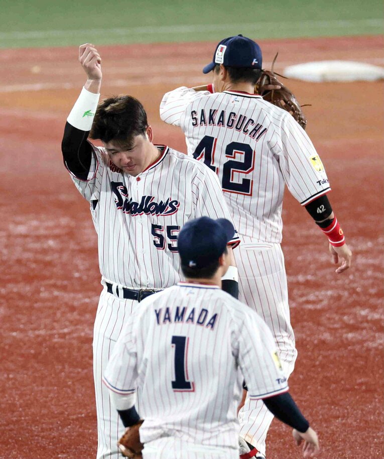 交代を告げられた坂口に、村上宗隆も涙をぬぐった　©JIJI PRESS