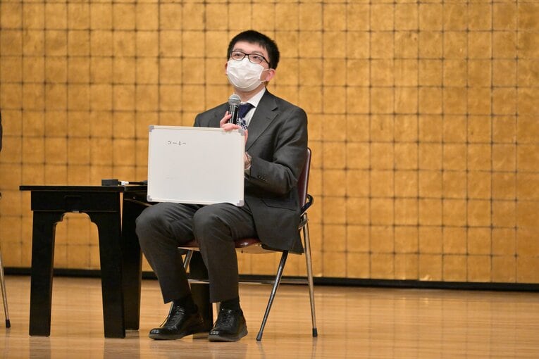 午前のおやつで「アイスコーヒー」と「ホットコーヒー」のWコーヒーを注文したこともある永瀬　©Hideki Sugiyama