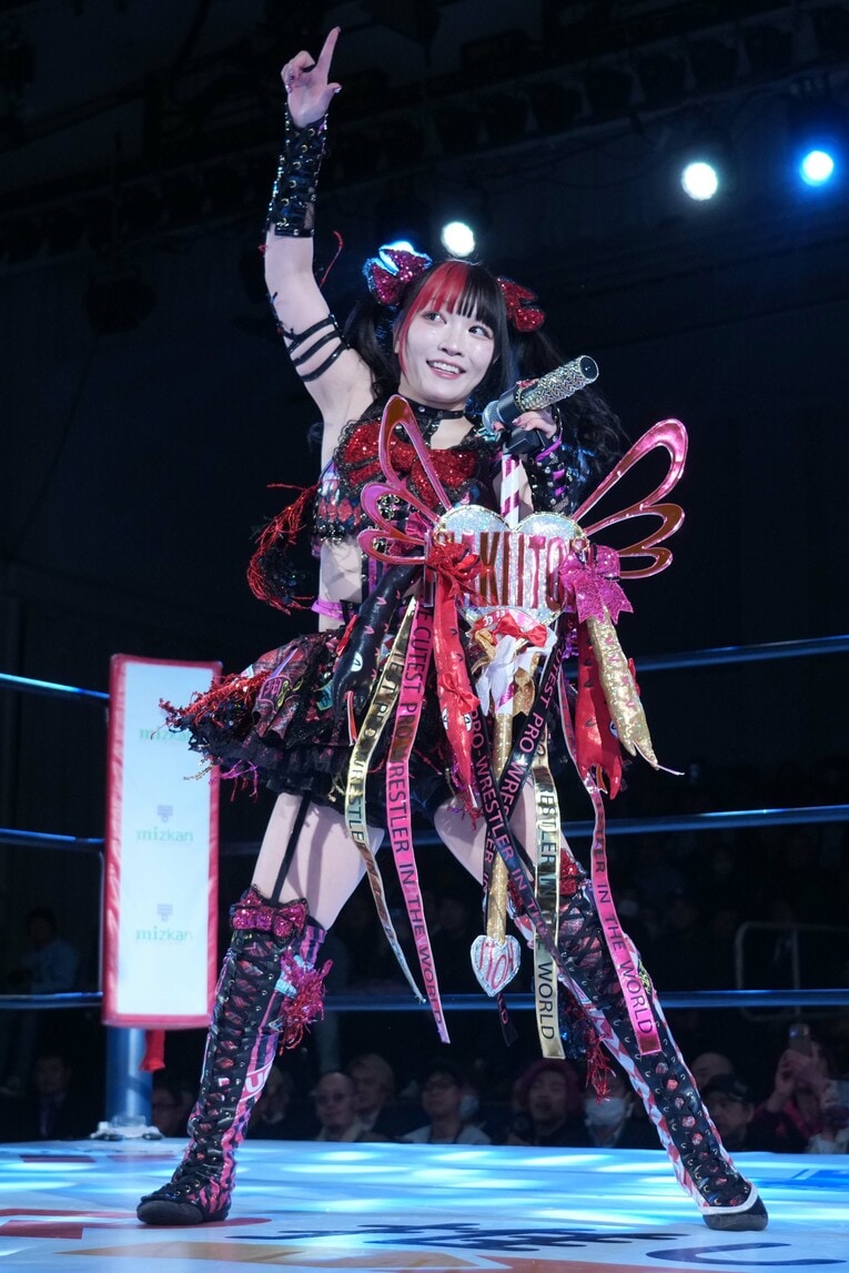 歌って入場する伊藤麻希　©Essei Hara