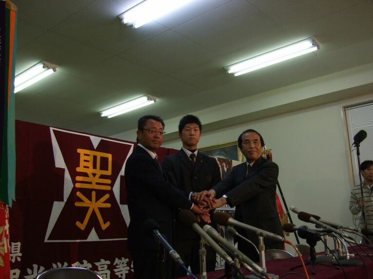 2011年ドラフト、阪神から2位指名を受けた。斎藤智也監督（左）とはいまも電話で報告をする