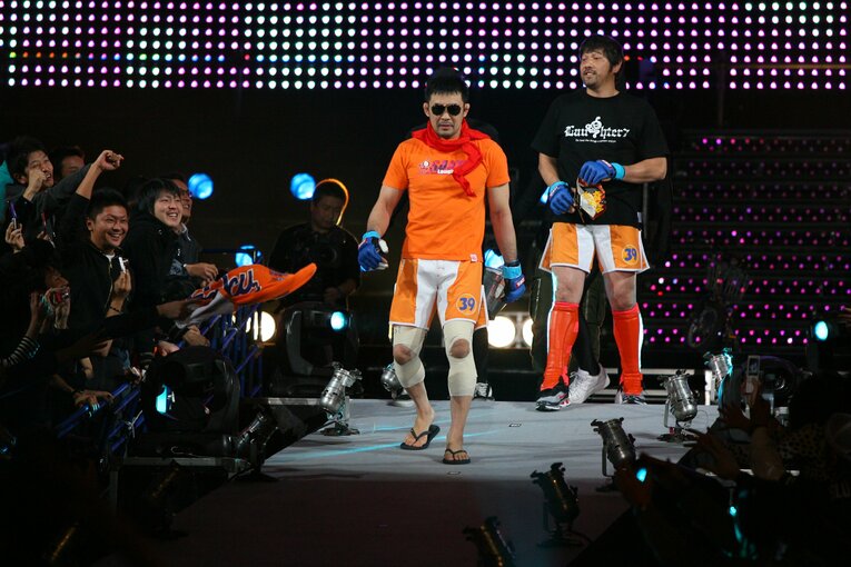 マスクを脱いだ下柳と共に入場する桜庭の演出に観客は大盛り上がり