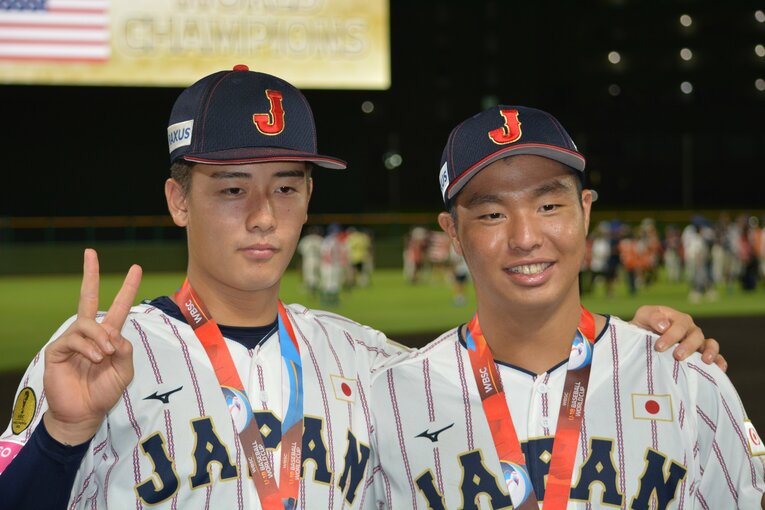 閉会式を終え、撮影に応じる奥村頼人と末吉良丞　©Takarin Matsunaga