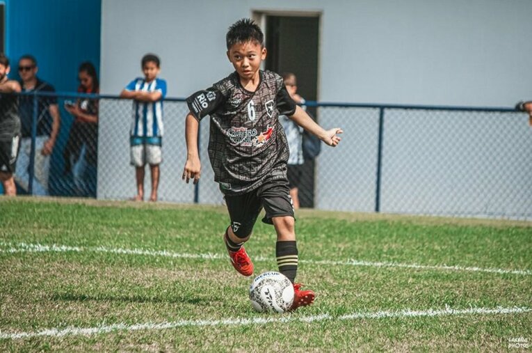 男女のブラジル柔道監督を務めた藤井裕子さんの長男・清竹君はフットサル、フットボールの技術を磨いている ／ photograph by IBER CUP