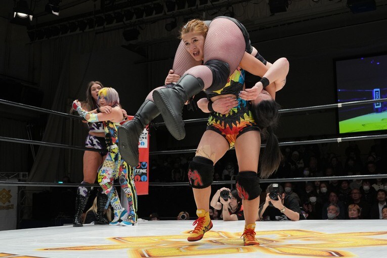 タンクを担ぎ上げる山岡聖怜　©Essei Hara