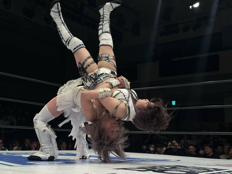 フィニッシュのトワイライト・ドリーム。かなり厳しい角度で決まった（1枚目／2枚）