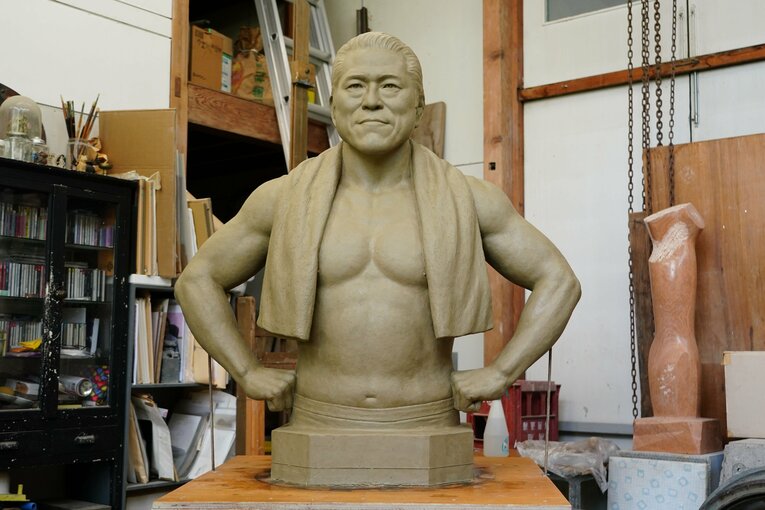 彫刻家・北井博文さんの手によって完成した猪木像の粘土原型