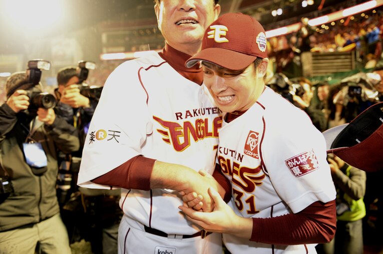 2013年日本シリーズ。星野監督は好投の美馬を労う　３枚目　©Naoya Sanuki