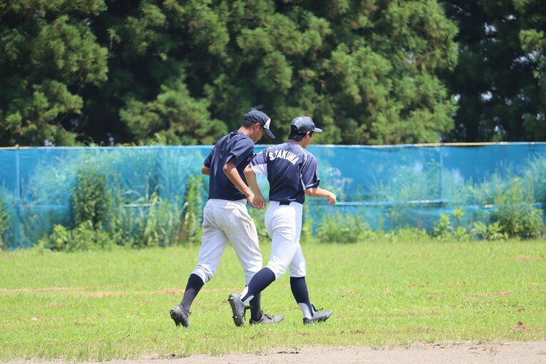 練習見学に来た中学生とランニングする加美農の選手