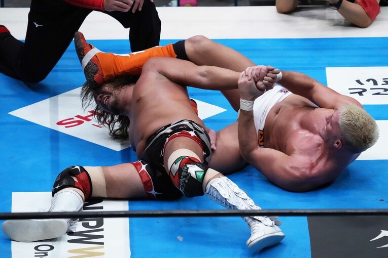 複合関節技で内藤哲也を追い込むザック　©Essei Hara