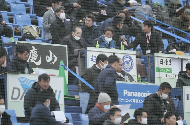 グラウンドでプレーする選手たちを見つめる各球団関係者。ただ球場外には、彼ら以外も熱視線を送る人々は多かった ／ photograph by Yuki Suenaga