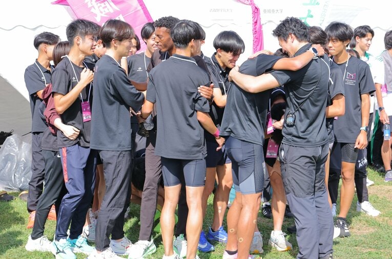 箱根駅伝予選会で12位に入った武蔵野学院大。予選落ちで悔し涙を流すチームが多い中で、同大は笑顔の中での涙でもあった ／ photograph by Sankei Shimbun