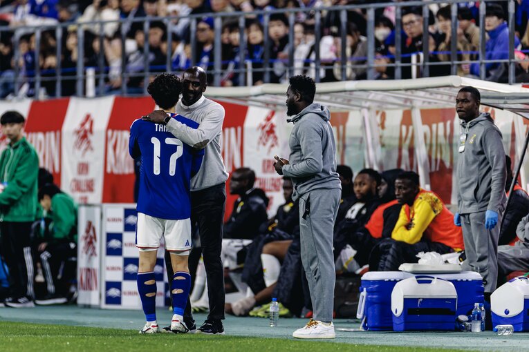 ガーナ選手と交錯アクシデント…田中碧がガーナ監督に謝罪した一部始終…写真はまだまだ続きます　©Kiichi Matsumoto